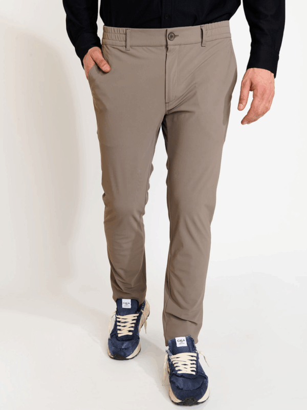 Pantalón Cala 1789 Serge Méribel color visón. Tejido técnico elástico, corte recto y cintura ajustable. Elegante y cómodo, disponible en Llenas 1953 Barcelona.