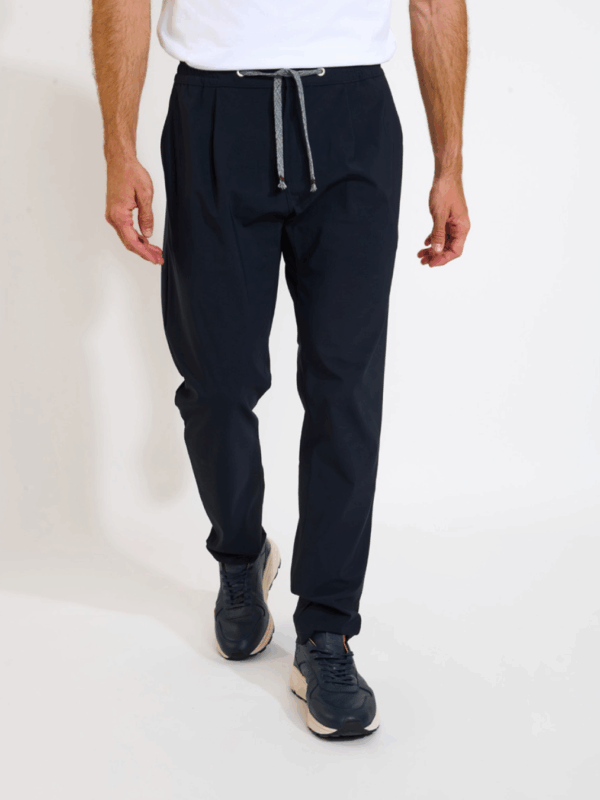 Pantalón Cala 1789 Thomas Evolution azul marino. Tejido técnico elástico, cintura ajustable y diseño elegante. Disponible en Llenas 1953 Barcelona.