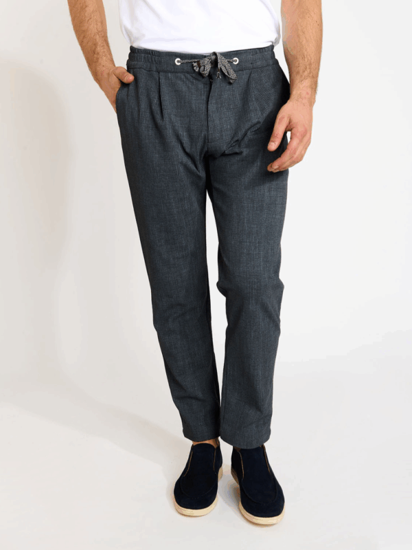 Pantalón Cala 1789 Thomas Corgoglio gris antracita. Corte carrot, tejido técnico elástico y cintura ajustable.