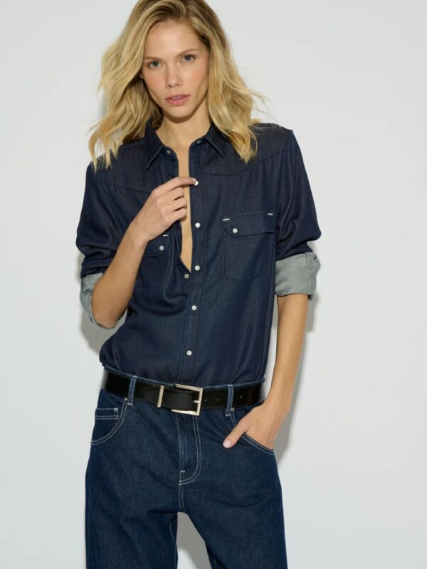 La camisa Clyde Medium Blue de BADITS combina estilo casual y comodidad. Ideal para total looks relajados o combinada con otras piezas del armario.