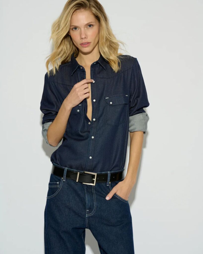 La camisa Clyde Medium Blue de BADITS combina estilo casual y comodidad. Ideal para total looks relajados o combinada con otras piezas del armario.