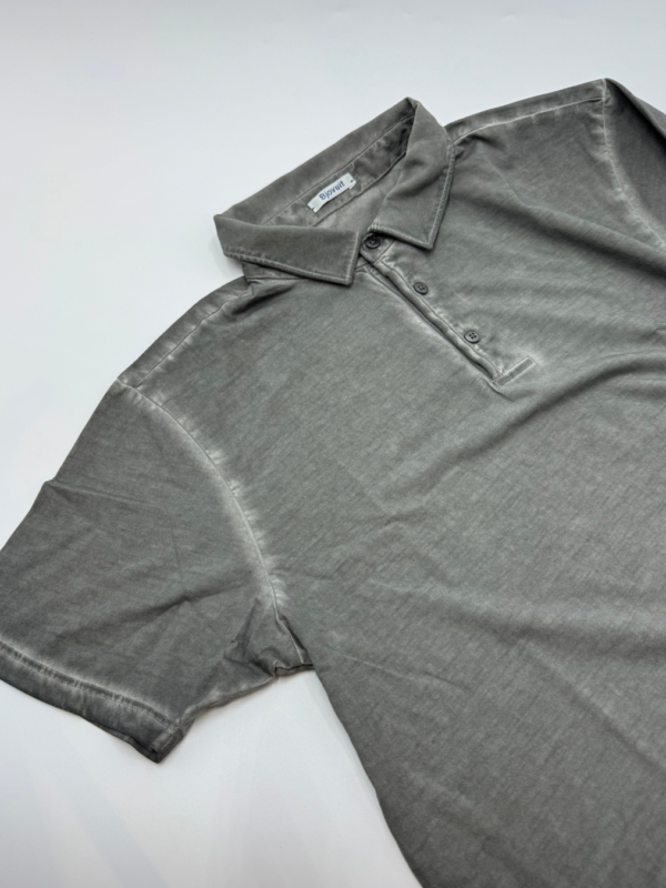 Polo manga corta con corte regular fit, confeccionada en algodón Pima, considerado el mejor algodón del mundo por su suavidad, resistencia y transpirabilidad. Un básico atemporal, diseñado en Barcelona y producido de forma responsable en Perú, pensado para acompañarte temporada tras temporada. Detalles del producto: 100% Algodón Pima&nbsp; Corte regular (regular fit) Color: Gris Designed in Barcelona&nbsp;