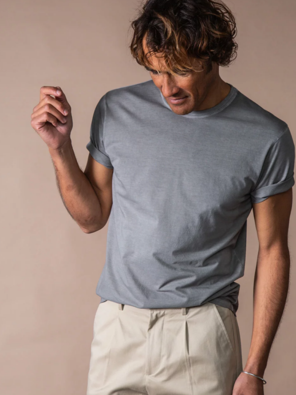 Camiseta gris washed de algodón Pima, corte regular fit y cuello redondo, con acabado ligeramente desgastado y estilo relajado.