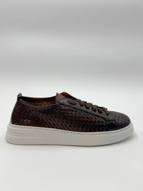 Bamba Calce Trenzada Marrón – Textura artesanal en piel La bamba Calce Trenzada Marrón destaca por su carácter artesanal y su diseño lleno de textura. Confeccionada en piel marrón oscuro trenzada a mano, aporta profundidad y sofisticación a una silueta casual. Los cordones en tono marrón y la suela de goma blanca crean un contraste equilibrado que refuerza su estilo contemporáneo. Un modelo versátil y distintivo, ideal para elevar looks de diario con un toque cuidado y diferente. 📍Disponibles en Llenas 1953 y en nuestra tienda física en Barcelona (C/ Valencia 229). Made in Spain · Handmade · 100% Leather