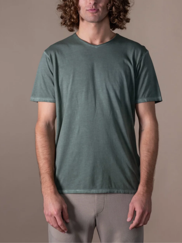 Camiseta verde washed de algodón Pima con cuello de pico, corte regular fit y estilo relajado.