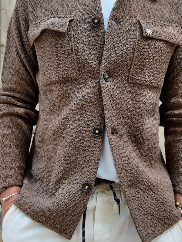 La sobrecamisa jersey de Manuel Ritz en marrón chocolate es una de esas piezas impecables para el día a día. Confeccionada en algodón, con dos bolsillos delanteros, cuello camisero y botones con detalle de hilo en contraste amarillo, combina comodidad y estilo en una prenda súper versátil. Disponible en otros colores en nuestra tienda. 📍 Calle València 229, Barcelona