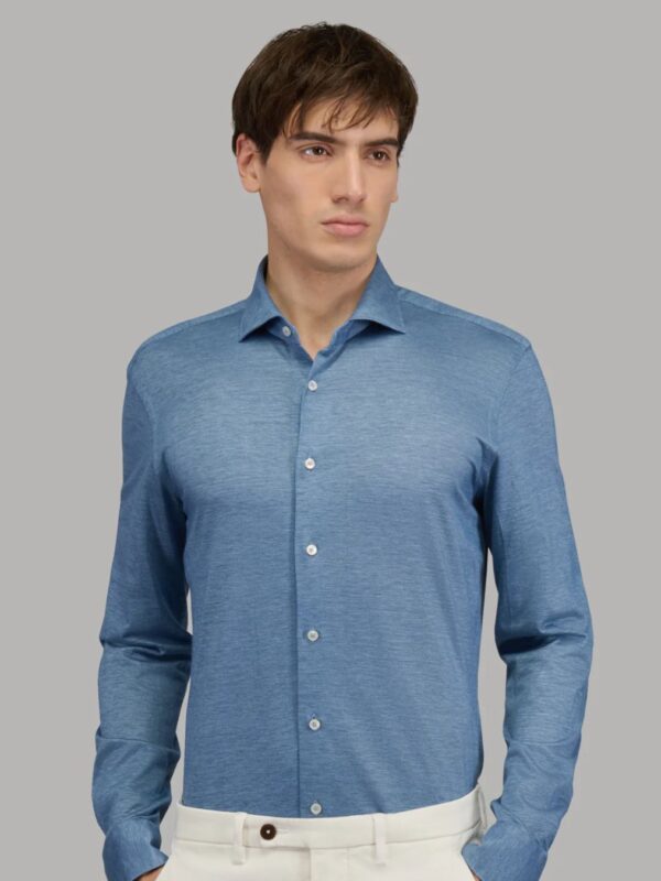 Camisa Xacus Knit Azul Cielo Tailor Fit Camisa de hombre Xacus Knit en color azul cielo, con tejido de punto tipo polo que aporta máxima comodidad sin perder la elegancia de una camisa. Cuello francés moderno y corte tailor fit para un estilo actual y versátil. Una prenda ideal para looks smart casual, perfecta para el día a día gracias a su confort y su imagen pulida. Confección Made in Italy con acabados sartoriales: puntada fina de 7 por cm, ballenas extraíbles, moscas en el bajo y caña termosellada con hilo de seda en cada botón. Color: azul cielo Tejido: Knit (punto tipo polo) Fit: Tailor Fit Cuello francés ¿No encuentras tu talla online? Escríbenos y la conseguimos para ti en LLENAS. Más modelos disponibles en nuestra tienda física: LLENAS — Calle Valencia 229, 08007 Barcelona