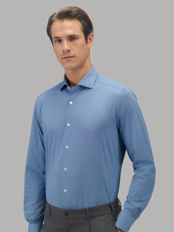 Camisa azul de hombre Xacus con tejido texturizado y cuello francés moderno. Un modelo elegante y actual, con corte slim fit que realza la silueta sin perder comodidad. Pertenece a la línea Active, con tejido técnico de alto rendimiento: no necesita plancha, no coge olor y es elástico para máxima libertad de movimiento durante todo el día. Confección Made in Italy con acabados sartoriales: puntada fina de 7 por cm, ballenas extraíbles, moscas en el bajo y caña termosellada con hilo de seda en cada botón. Color: azul texturizado Fit: Slim Fit Cuello francés Línea Xacus Active ¿No encuentras tu talla online? Escríbenos y la conseguimos para ti en LLENAS. Más modelos disponibles en nuestra tienda física: LLENAS — Calle Valencia 229, 08007 Barcelona