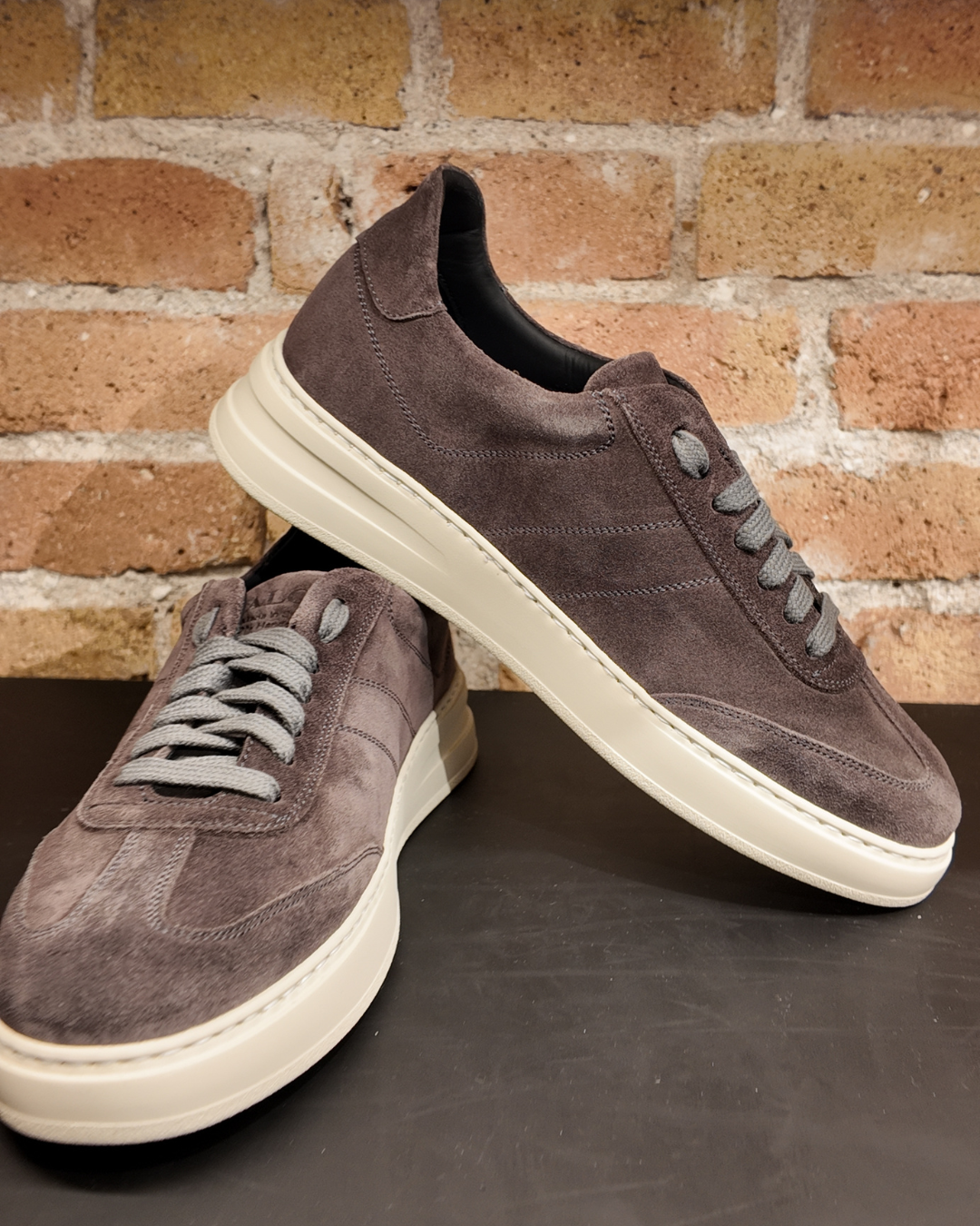 Sneaker Calce Gris de ante - Imagen 4