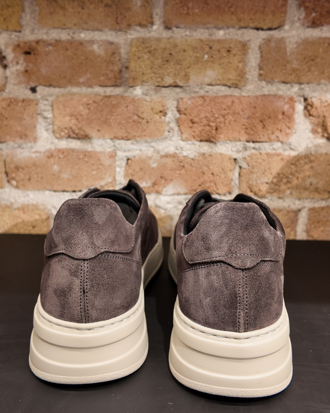 Sneaker Calce Gris de ante - Imagen 6
