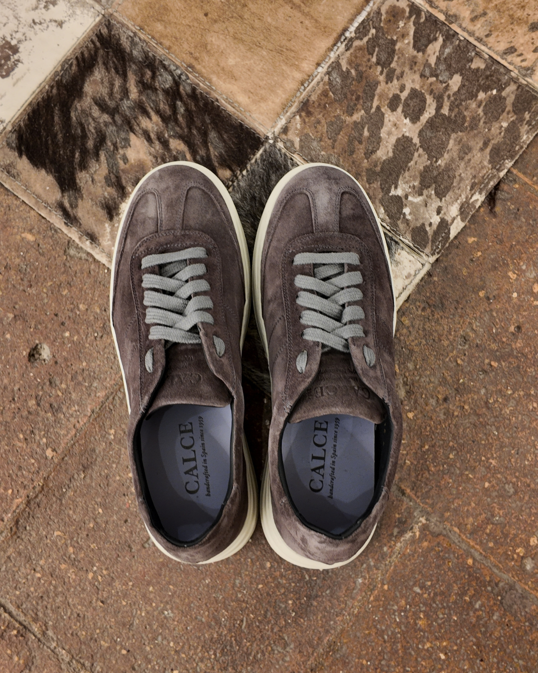 Sneaker Calce Gris de ante - Imagen 2
