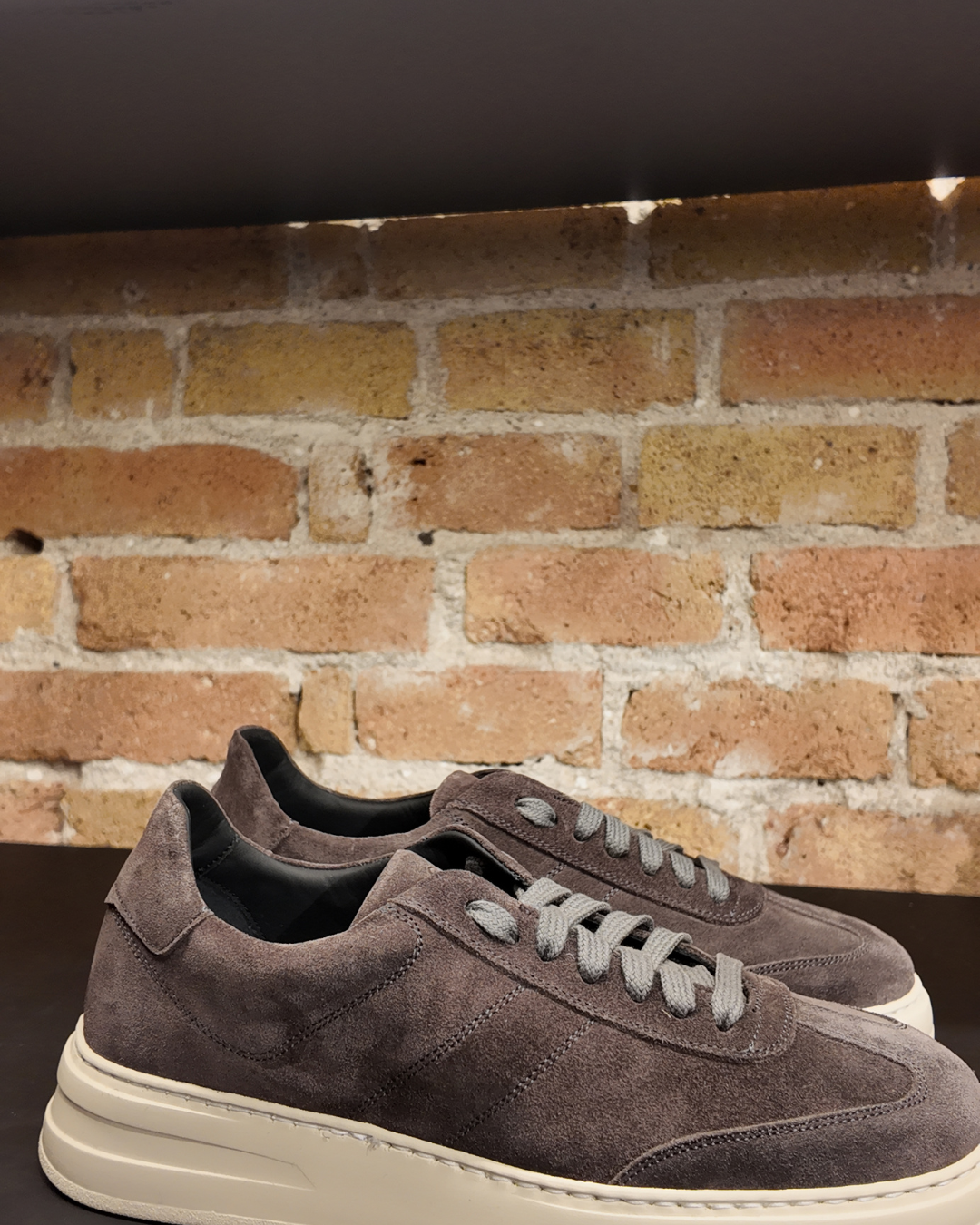 Sneaker Calce Gris de ante - Imagen 3